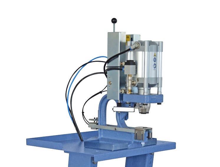 APPROACHING DEVICE FOR CENTERING