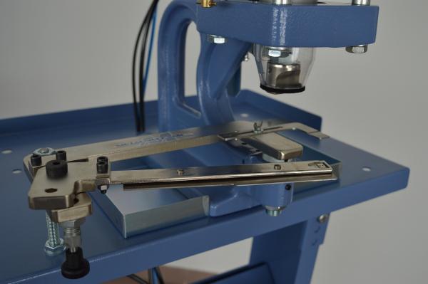 device for applying trouser hooks